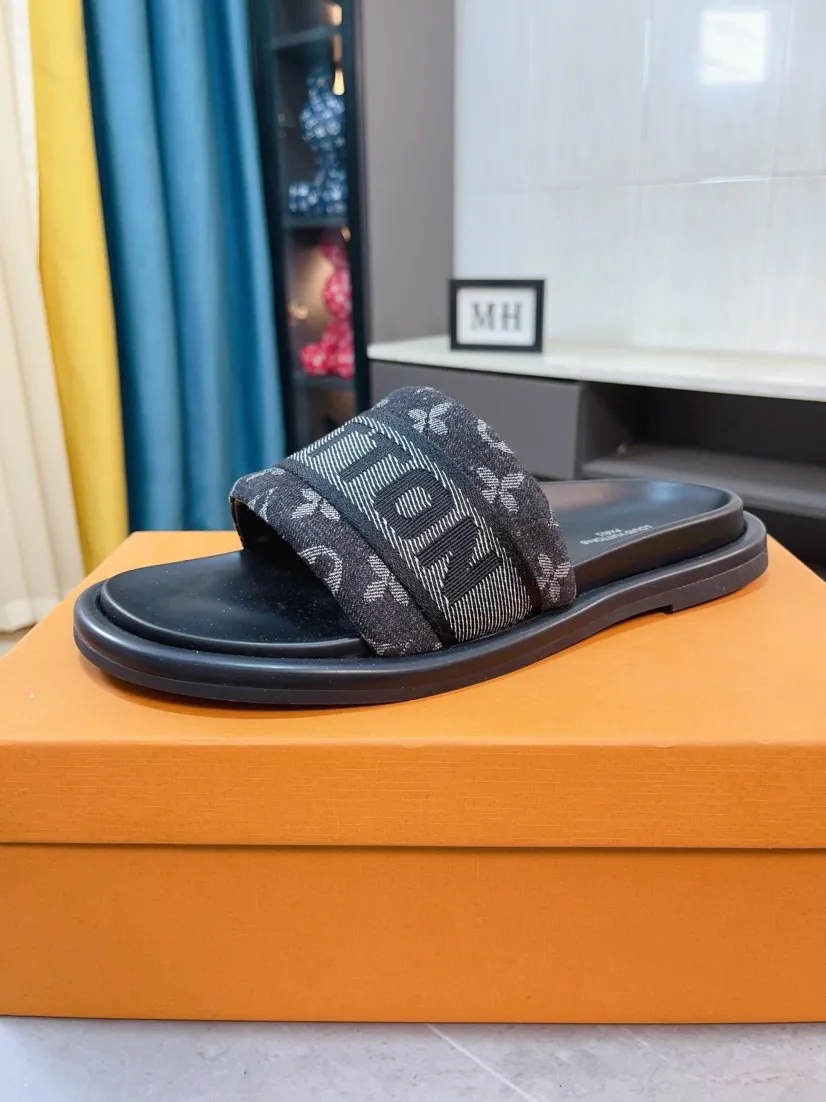 Ex-factory price 360🌹🌹 (lv-Louis Vuitton) New men's slippers, high-end boutique, exquisite embossed logo decoration on the upper, fine workmanship, super soft soles, casual, loose and comfortable, a must-have in summer! \nsize：38-44